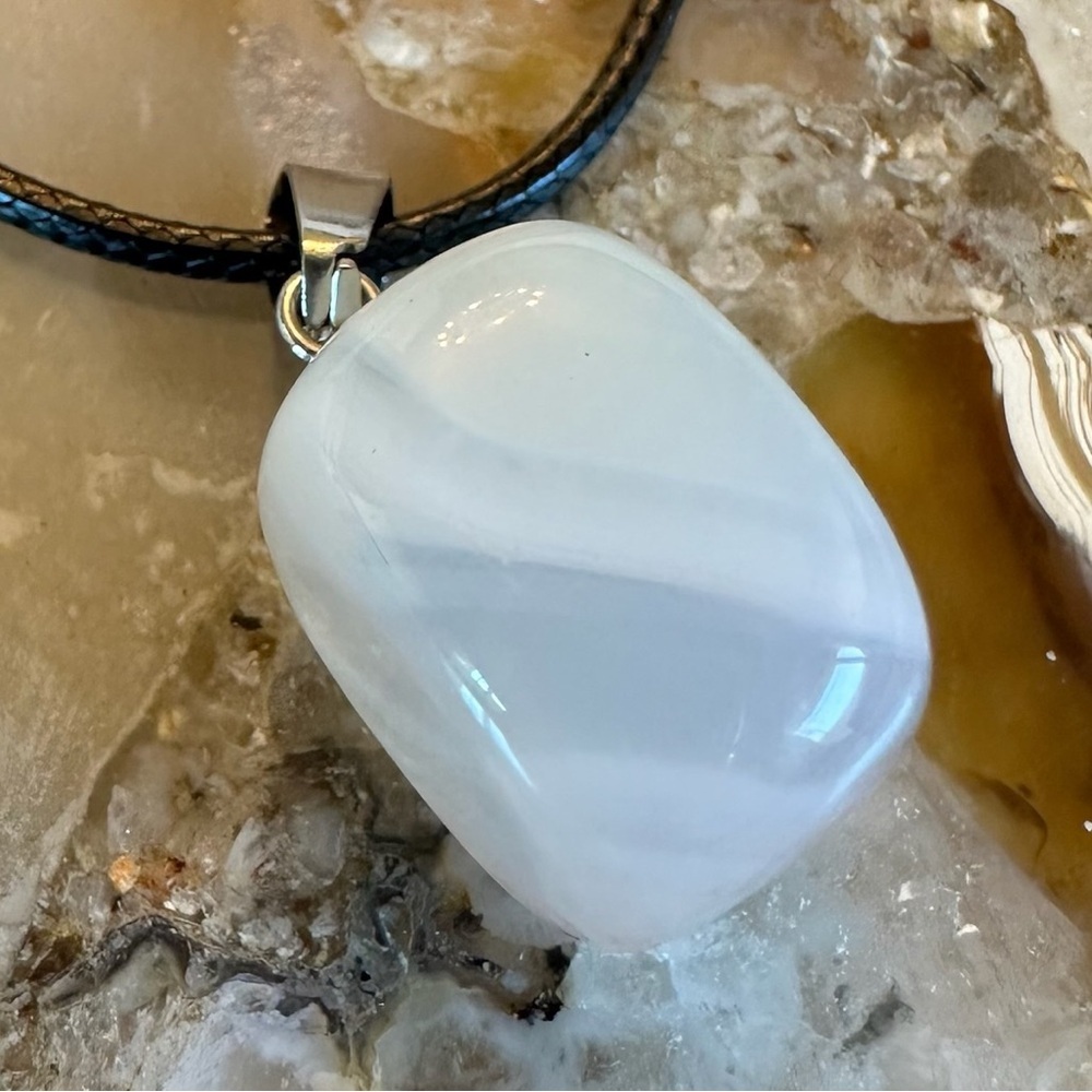 3178 Chic Milky White Quartz Polished Stone Pendant Necklace